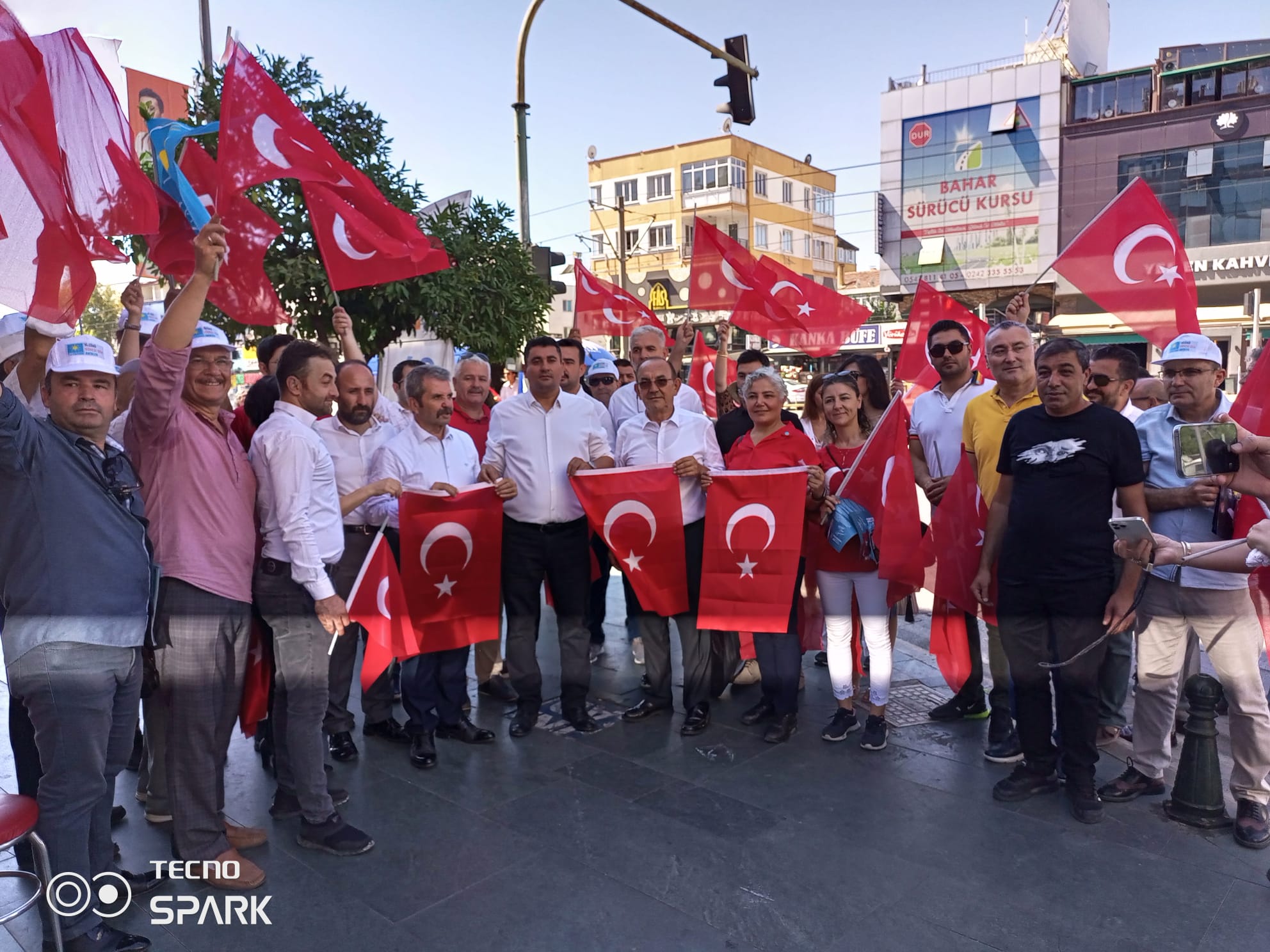 İyi Parti Kepez Dokumada Türk Bayrağını Dalgalandırdı.