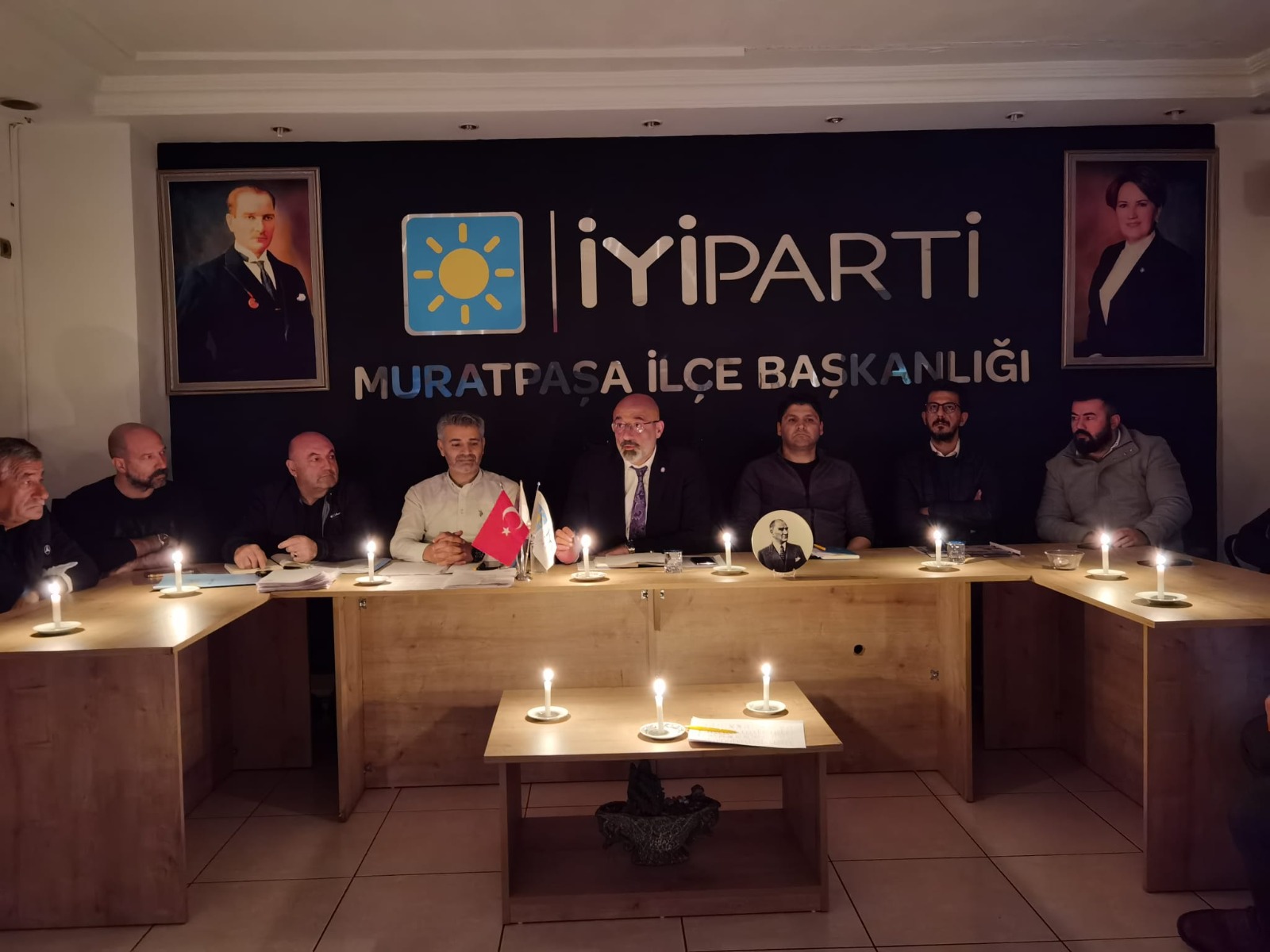 İyi Parti Muratpaşa, yönetim toplantısını mum ışığında yaptı