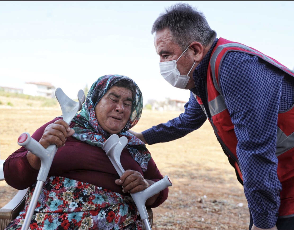 Başkan Böcek'in yangın bölgesinde ziyaret ettiği Emine teyze ihtiyaçları karşılanıyor